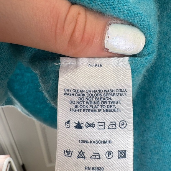 LIKE NEW- LANDS END - WOMANS 100% CASHMERE BLUE SWEATER TOP - Picture 7 of 7